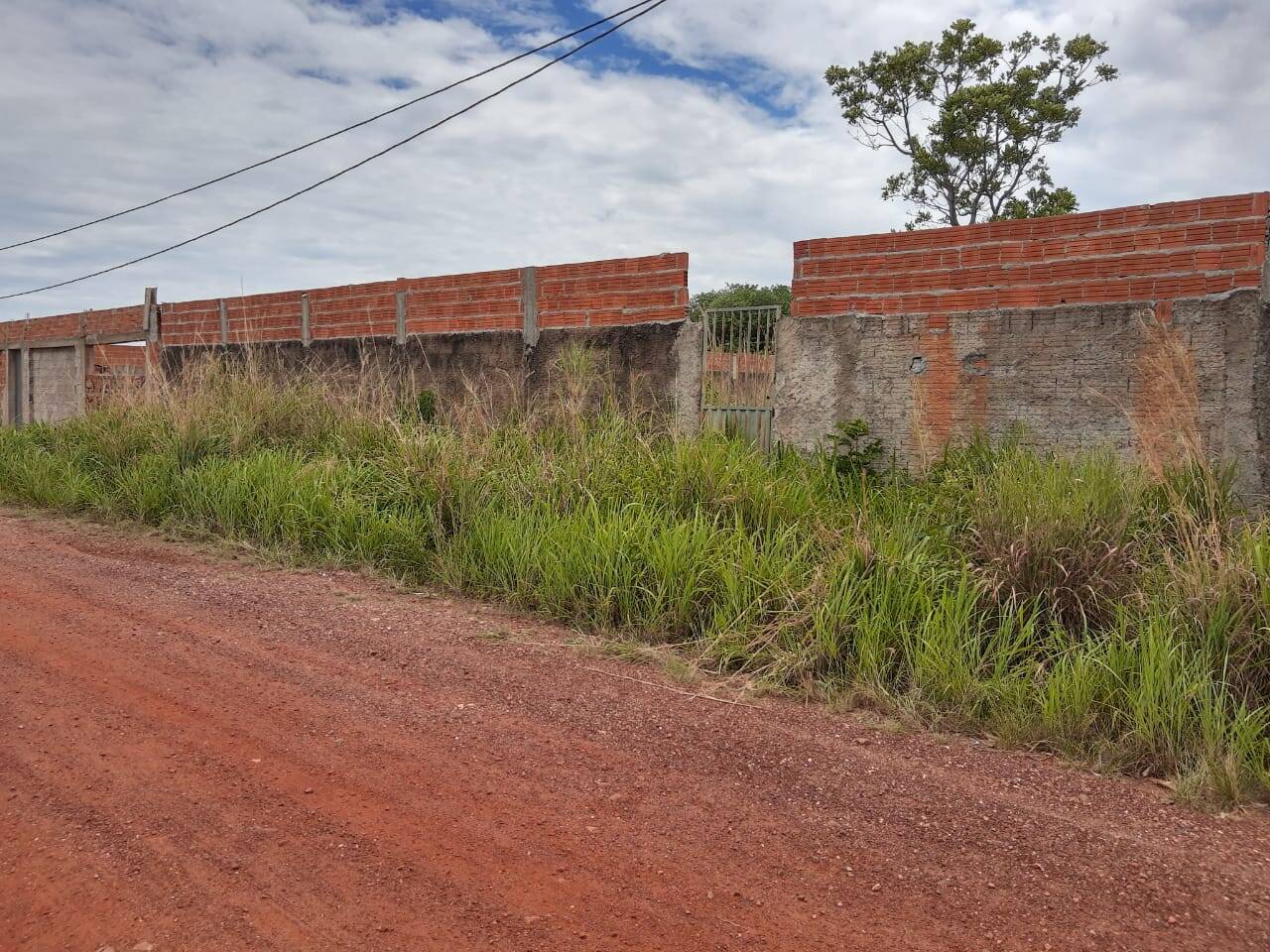 Vende-se dois lotes para residência ou comercio no Jockey Club