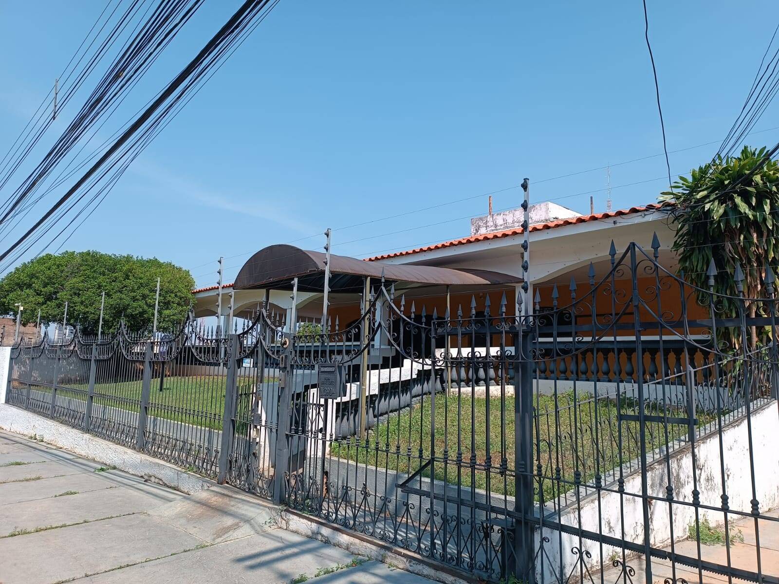Excelente Casa de esquina para uso comercial no bairro Consil