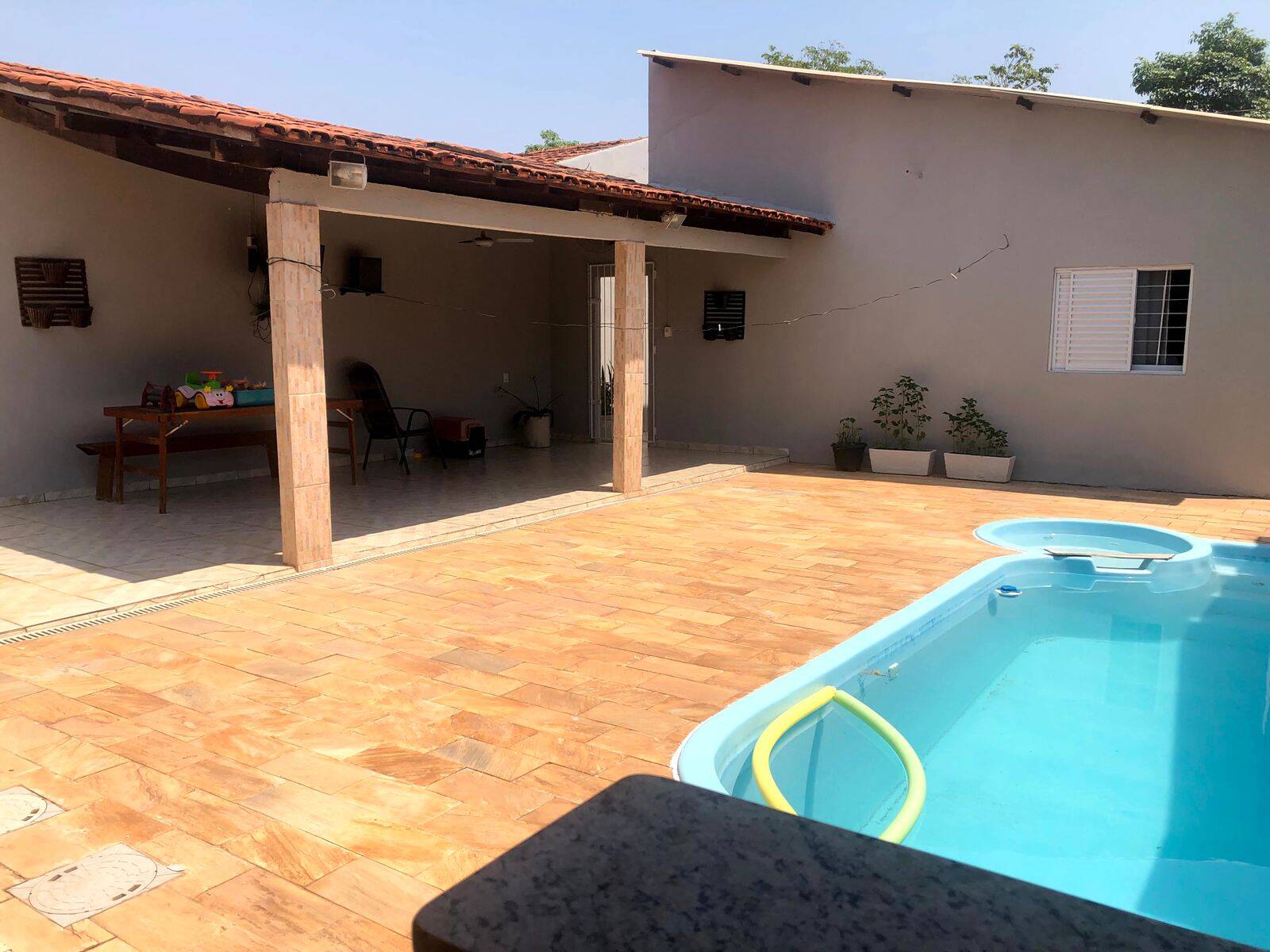 Vende-se Casa com Piscina,Churrasqueira e 3 Quartos no Recanto dos Pássaros