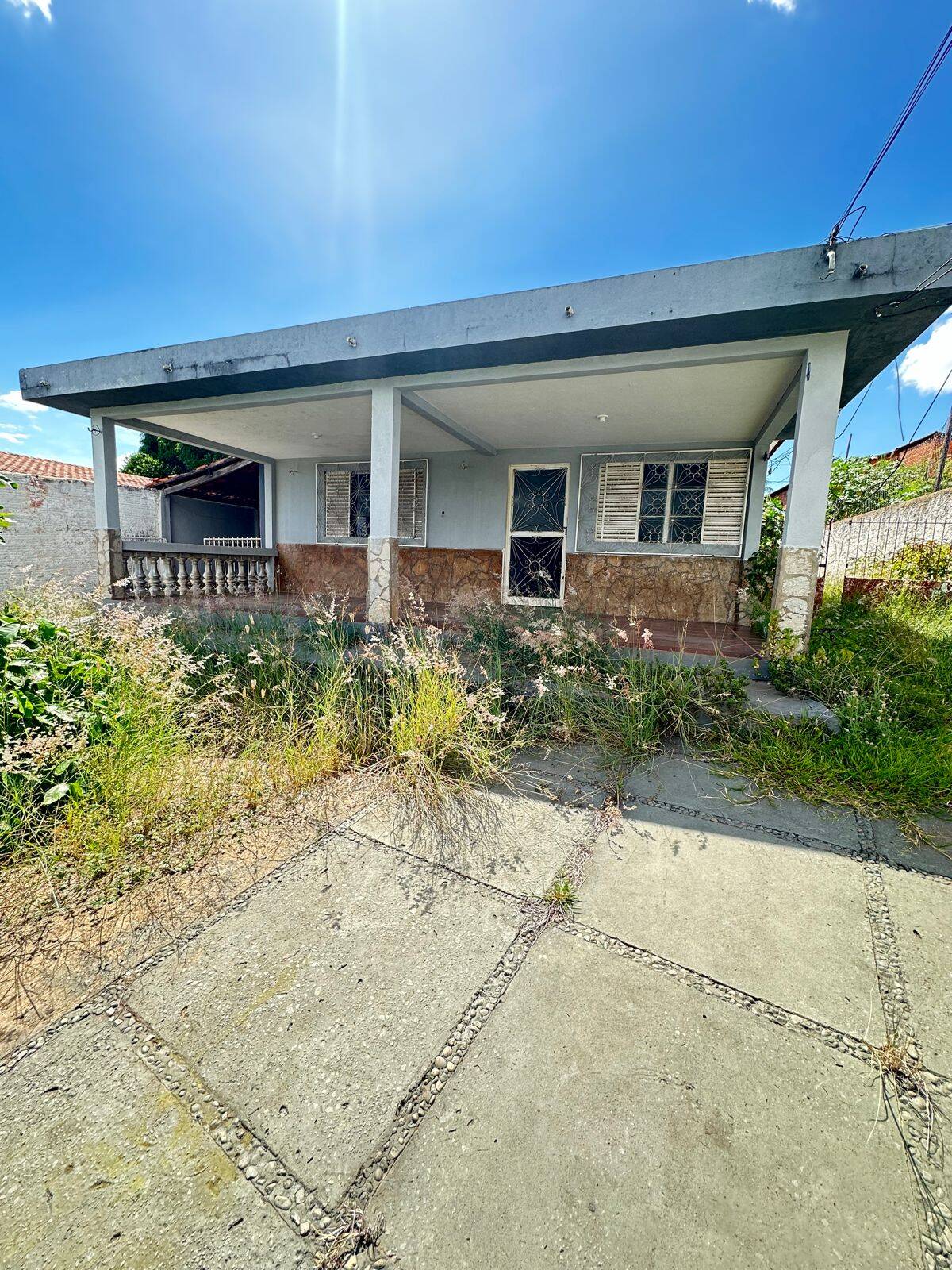 Vende-se Casa de 3 suítes e Mais Uma Casa nos Fundos com 2 Quartos no Poção