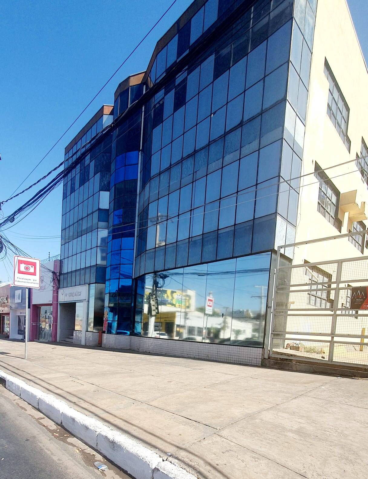 Aluga se na Avenida do CPA Predio comercial 25 vagas de garagem