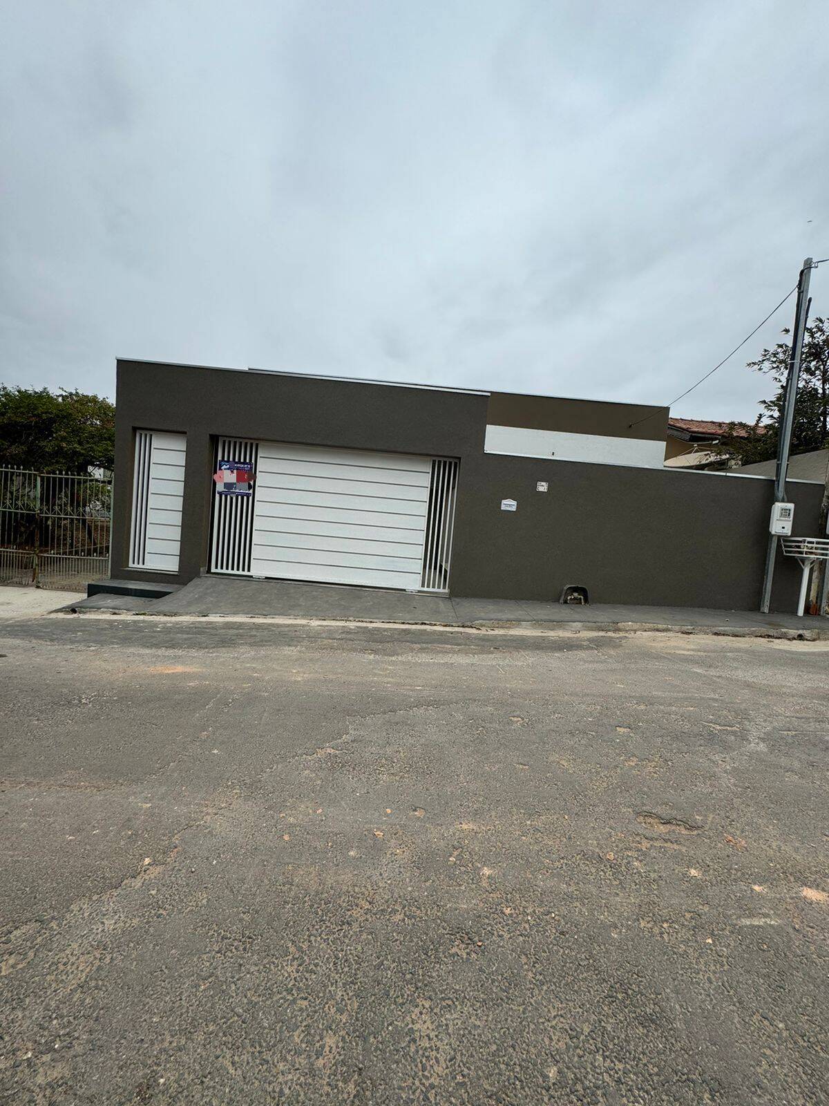 Casa reformada,03 dormitórios sendo 01 suíte, 02 garagem por R$480.000,00