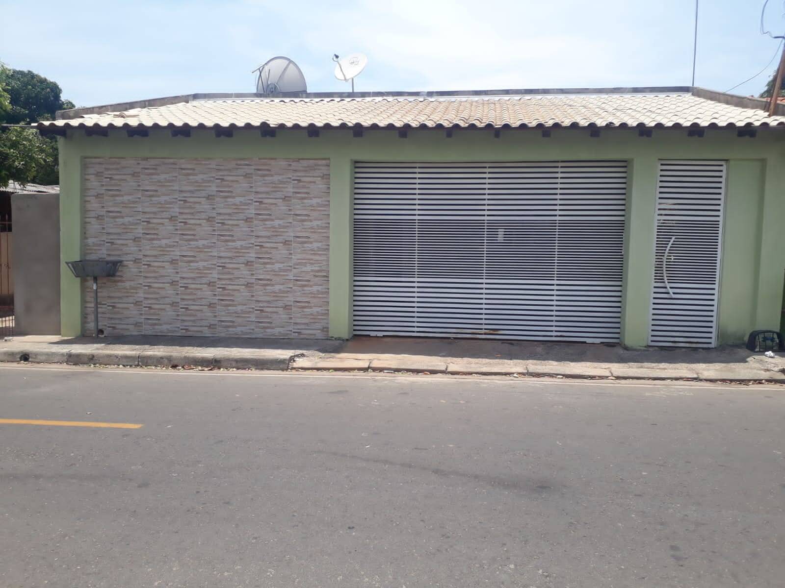 Casa ampla com ótima localização,02 quartos/suíte, garagem 02 veículos