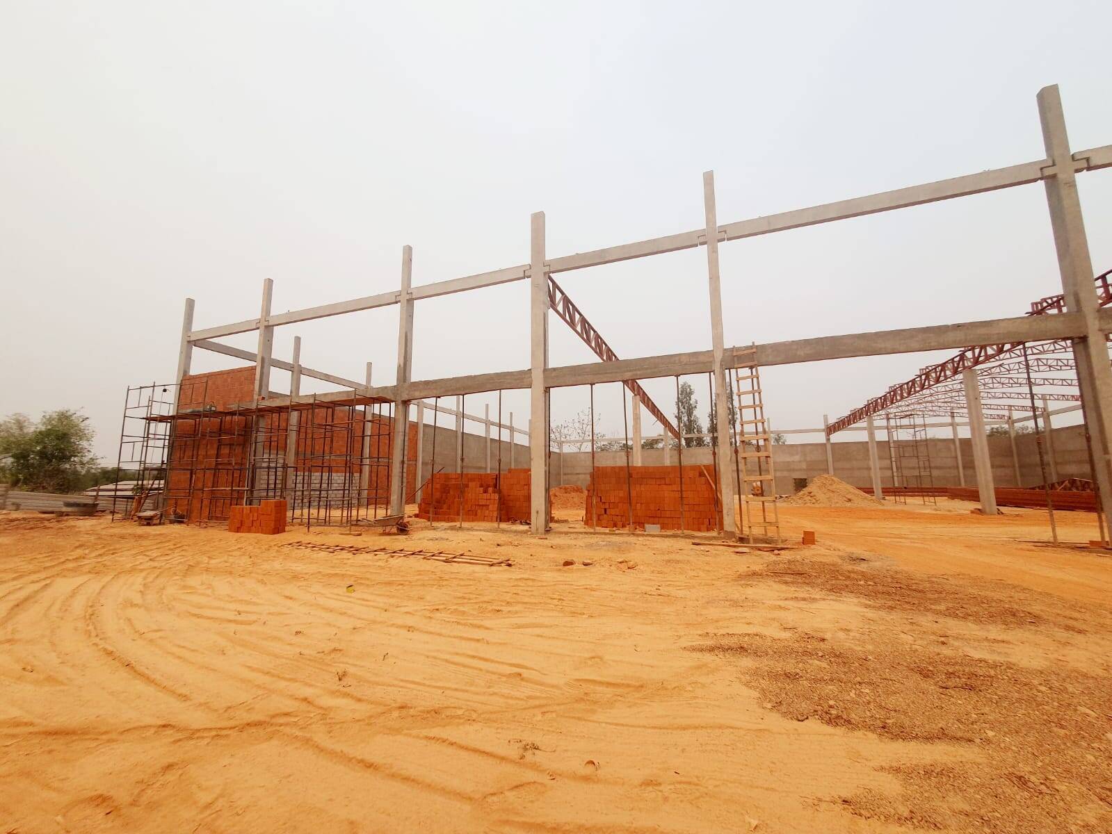 Alugo barracão, 2400m², próximo Mario Andreazza, bem localizado