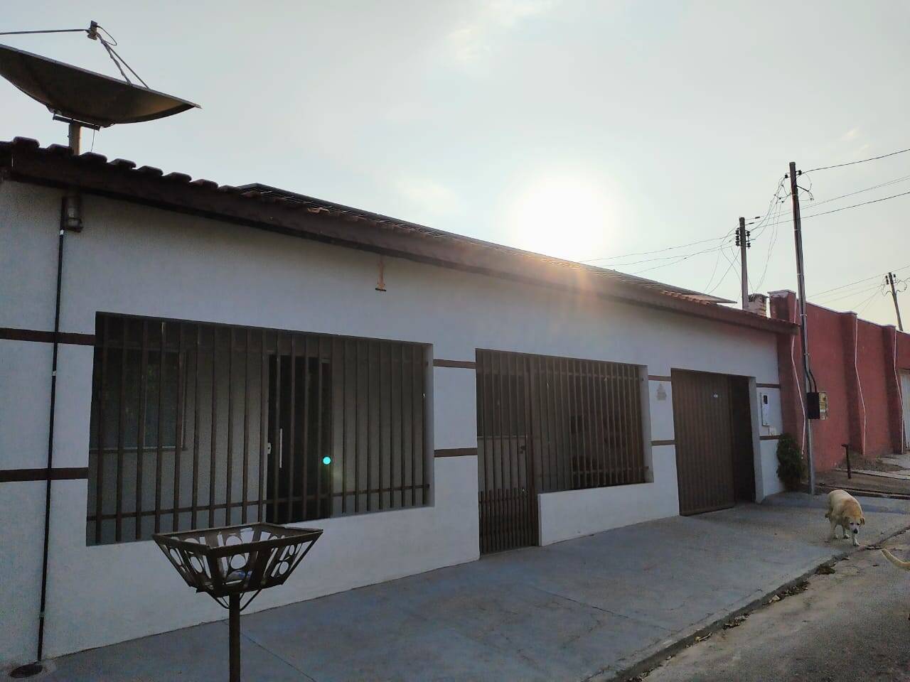 Vendo casa bem localizada, piscina, garagem coberta, edícula por R$330.000