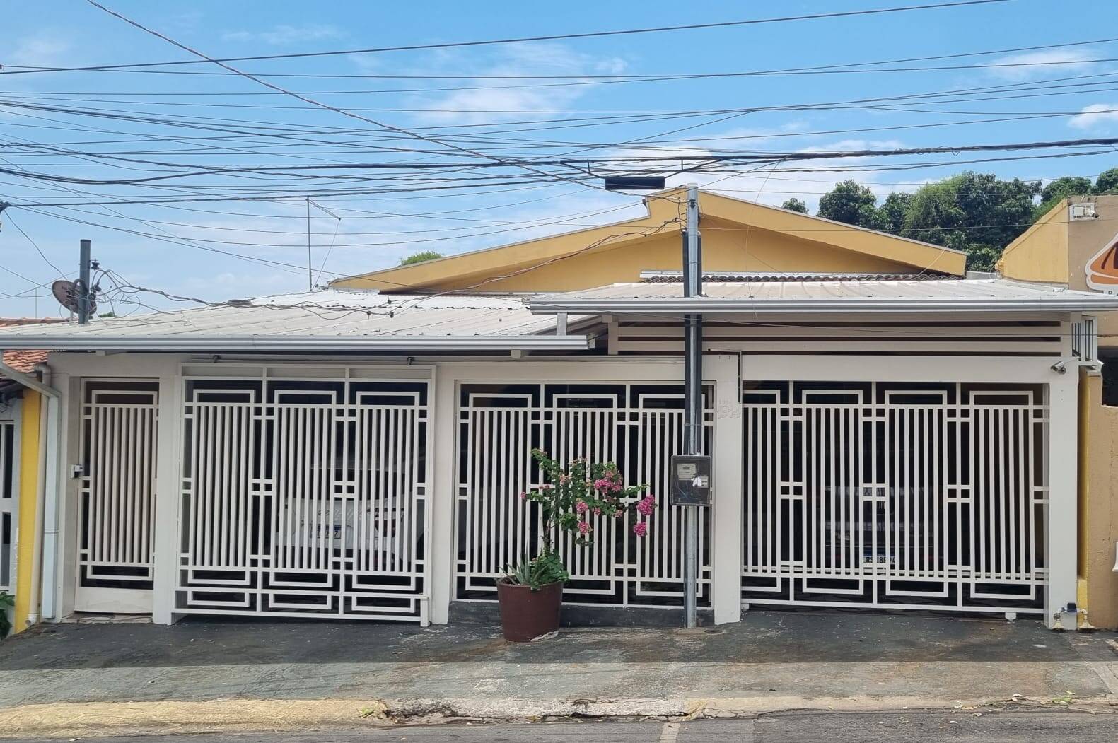 Vendo casa bem localizada - 1600m² 04 quartos - Bairro Porto