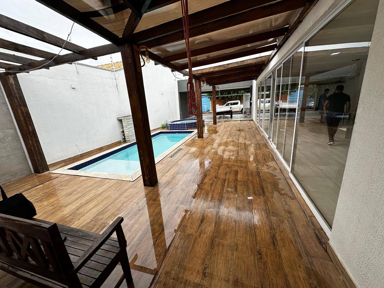 Casa a venda - 3 quartos sendo 1 suíte - Bairro Jardim Comodoro