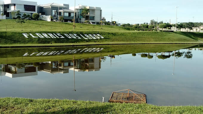 Terreno esquina com 958 metros quadrados no Condomínio Florais dos Lagos
