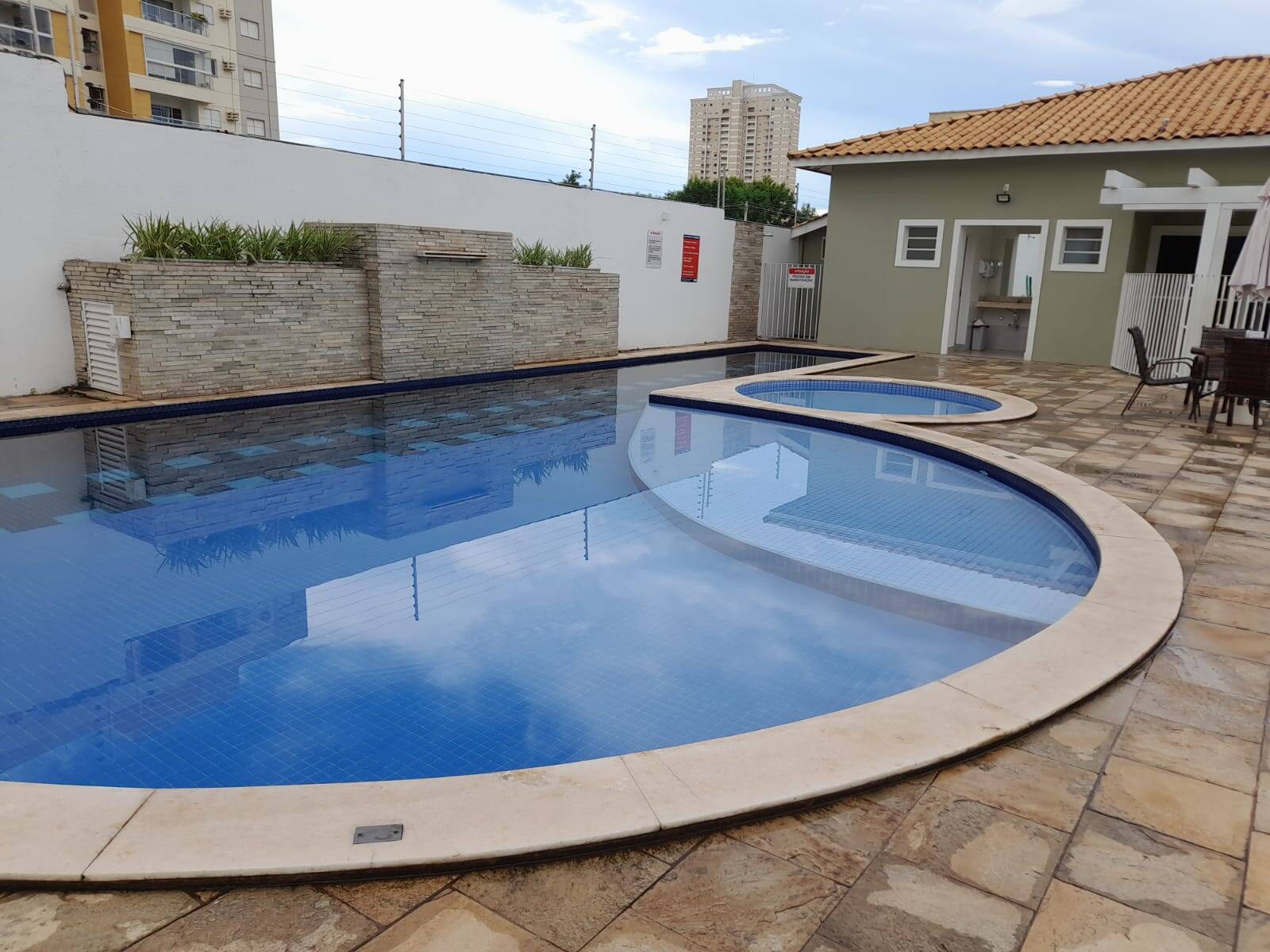 Vende-se Sobrado em Condomínio Fechado Condomínio Malibú, Cuiabá