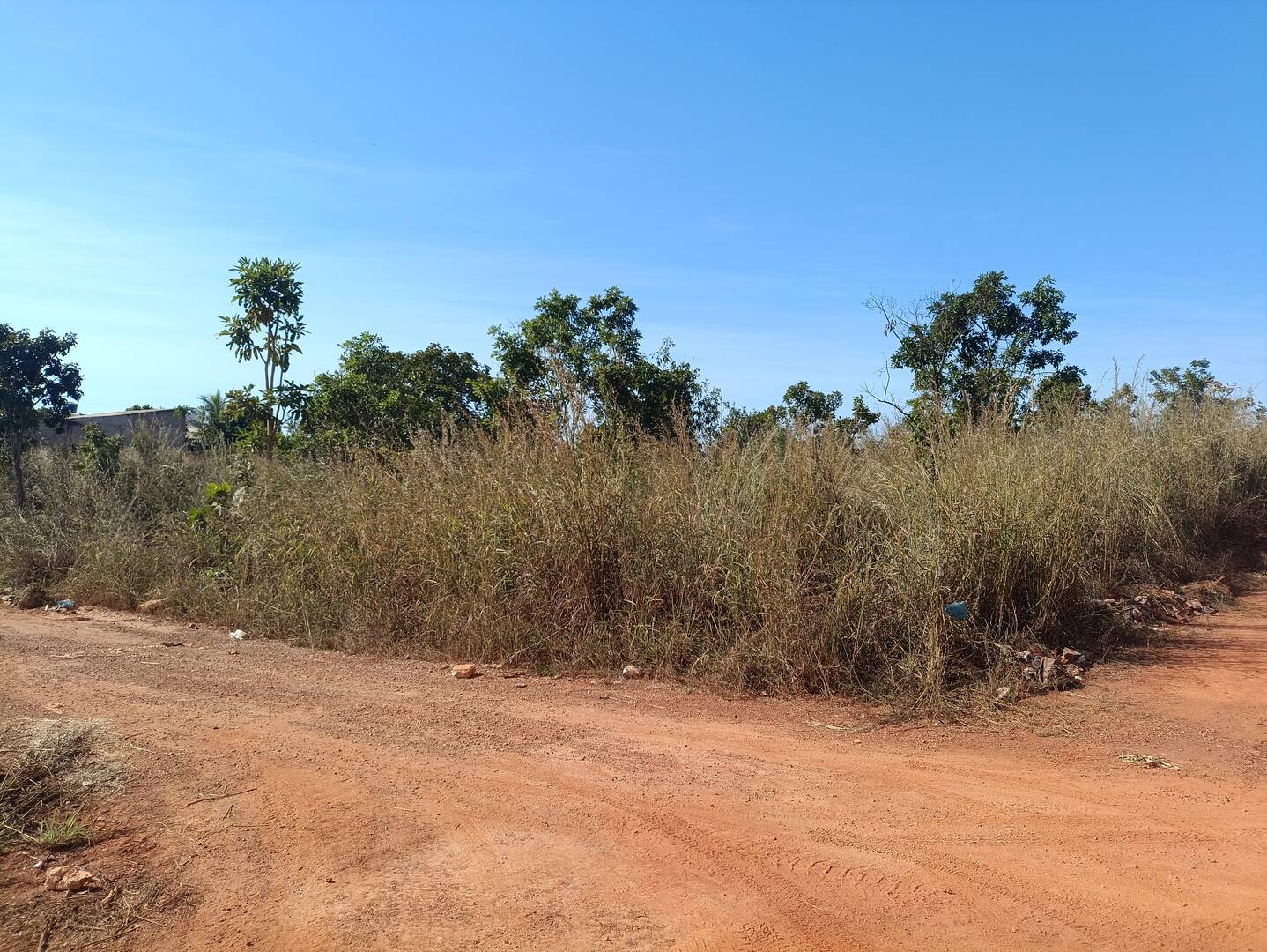 Terreno de Esquina à Venda no Jardim Guanabara em Várzea Grande 360m²
