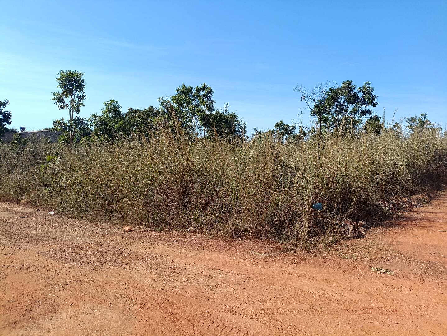Terreno de Esquina à Venda no Jardim Guanabara em Várzea Grande 360m²