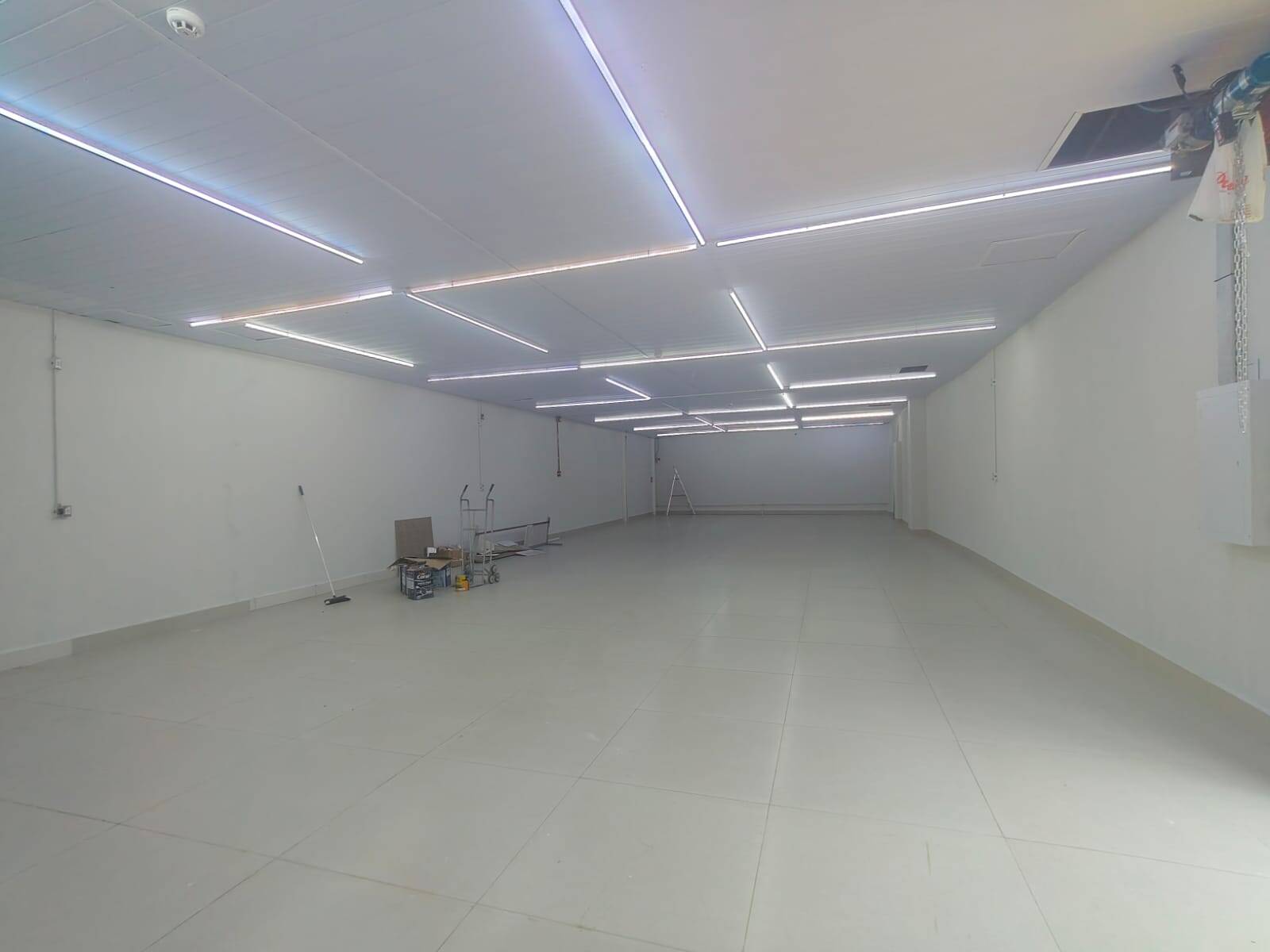 Salão comercial paralela avenida 15 de novembro na avenida Mário Correia