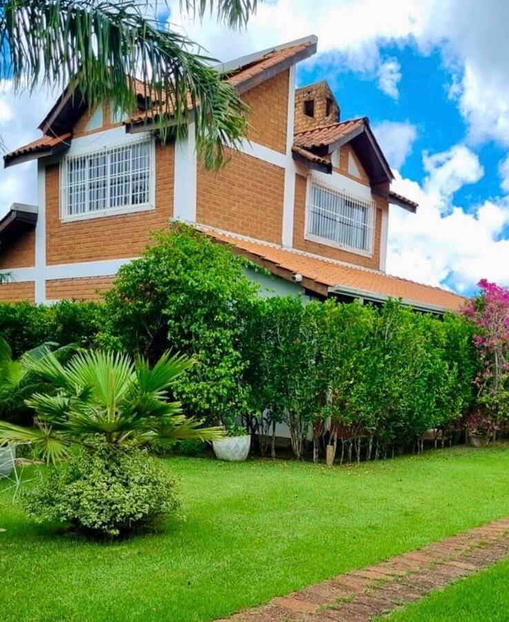 CASA LINDA COM 05 QUARTOS NO BAIRRO BOM CLIMA EM CHAPADA DOS GUIMARÃES