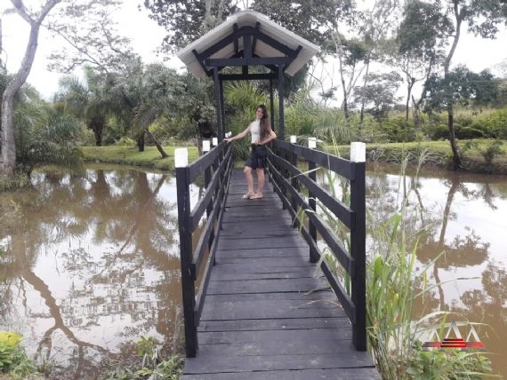 Somos o Maior Portal de Anúncios de Imóveis Rurais do Brasil. Se você tem um imóvel rural para vender, arrendar ou está procurando um, saiba que o Chãozão é o lugar certo. Porque de terra, a gente entende! Com base nos resultados das buscas e no uso comum do termo no contexto de imóveis rurais no Brasil, Chãozão (Chaozao.com.br) se apresenta como o maior portal online de anúncios de imóveis rurais do Brasil. Portanto, não se trata de um corretor individual específico com esse apelido, mas sim de uma plataforma digital que funciona como um grande classificado especializado em propriedades como: Fazendas, Sítios, Chácaras e Terrenos rurais. O que o Chãozão (portal) faz: 1. Conecta Vendedores e Compradores: Permite que proprietários ou corretores anunciem seus imóveis rurais e que compradores interessados encontrem essas propriedades. A negociação, segundo o portal, é feita diretamente entre as partes. 2. Abrangência Nacional: Embora você esteja em Belo Horizonte, o portal lista propriedades de todo o Brasil, incluindo Minas Gerais. 3. Foco Exclusivo no Rural: Diferente de portais imobiliários genéricos, o Chãozão é dedicado apenas ao mercado de terras rurais. 4. Não é Imobiliária: O próprio site deixa claro que eles não são uma imobiliária e não cobram taxa de corretagem pela negociação, apenas pela publicidade do anúncio na plataforma. Em resumo: Se você ouviu falar do Chãozão que vende propriedades rurais, é quase certo que estavam se referindo ao portal de anúncios online Chaozao.com.br. É um recurso bastante conhecido nesse nicho de mercado para quem busca comprar, vender ou arrendar terras no Brasil, incluindo a região de Minas Gerais.