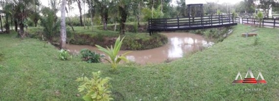 Somos o Maior Portal de Anúncios de Imóveis Rurais do Brasil. Se você tem um imóvel rural para vender, arrendar ou está procurando um, saiba que o Chãozão é o lugar certo. Porque de terra, a gente entende! Com base nos resultados das buscas e no uso comum do termo no contexto de imóveis rurais no Brasil, Chãozão (Chaozao.com.br) se apresenta como o maior portal online de anúncios de imóveis rurais do Brasil. Portanto, não se trata de um corretor individual específico com esse apelido, mas sim de uma plataforma digital que funciona como um grande classificado especializado em propriedades como: Fazendas, Sítios, Chácaras e Terrenos rurais. O que o Chãozão (portal) faz: 1. Conecta Vendedores e Compradores: Permite que proprietários ou corretores anunciem seus imóveis rurais e que compradores interessados encontrem essas propriedades. A negociação, segundo o portal, é feita diretamente entre as partes. 2. Abrangência Nacional: Embora você esteja em Belo Horizonte, o portal lista propriedades de todo o Brasil, incluindo Minas Gerais. 3. Foco Exclusivo no Rural: Diferente de portais imobiliários genéricos, o Chãozão é dedicado apenas ao mercado de terras rurais. 4. Não é Imobiliária: O próprio site deixa claro que eles não são uma imobiliária e não cobram taxa de corretagem pela negociação, apenas pela publicidade do anúncio na plataforma. Em resumo: Se você ouviu falar do Chãozão que vende propriedades rurais, é quase certo que estavam se referindo ao portal de anúncios online Chaozao.com.br. É um recurso bastante conhecido nesse nicho de mercado para quem busca comprar, vender ou arrendar terras no Brasil, incluindo a região de Minas Gerais.