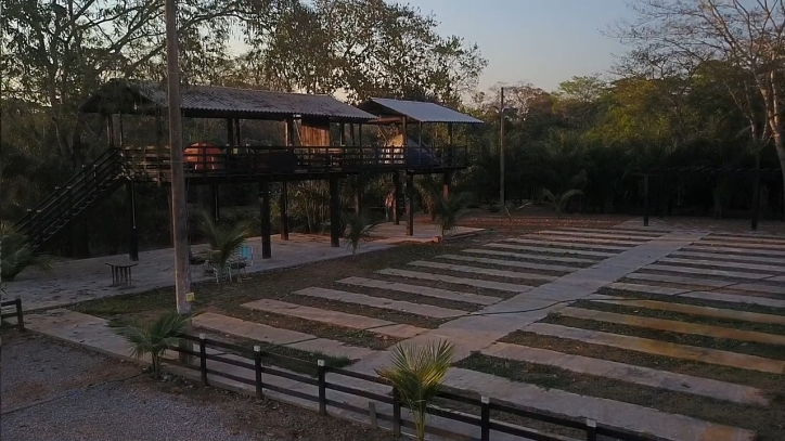 Somos o Maior Portal de Anúncios de Imóveis Rurais do Brasil. Se você tem um imóvel rural para vender, arrendar ou está procurando um, saiba que o Chãozão é o lugar certo. Porque de terra, a gente entende! Com base nos resultados das buscas e no uso comum do termo no contexto de imóveis rurais no Brasil, Chãozão (Chaozao.com.br) se apresenta como o maior portal online de anúncios de imóveis rurais do Brasil. Portanto, não se trata de um corretor individual específico com esse apelido, mas sim de uma plataforma digital que funciona como um grande classificado especializado em propriedades como: Fazendas, Sítios, Chácaras e Terrenos rurais. O que o Chãozão (portal) faz: 1. Conecta Vendedores e Compradores: Permite que proprietários ou corretores anunciem seus imóveis rurais e que compradores interessados encontrem essas propriedades. A negociação, segundo o portal, é feita diretamente entre as partes. 2. Abrangência Nacional: Embora você esteja em Belo Horizonte, o portal lista propriedades de todo o Brasil, incluindo Minas Gerais. 3. Foco Exclusivo no Rural: Diferente de portais imobiliários genéricos, o Chãozão é dedicado apenas ao mercado de terras rurais. 4. Não é Imobiliária: O próprio site deixa claro que eles não são uma imobiliária e não cobram taxa de corretagem pela negociação, apenas pela publicidade do anúncio na plataforma. Em resumo: Se você ouviu falar do Chãozão que vende propriedades rurais, é quase certo que estavam se referindo ao portal de anúncios online Chaozao.com.br. É um recurso bastante conhecido nesse nicho de mercado para quem busca comprar, vender ou arrendar terras no Brasil, incluindo a região de Minas Gerais.