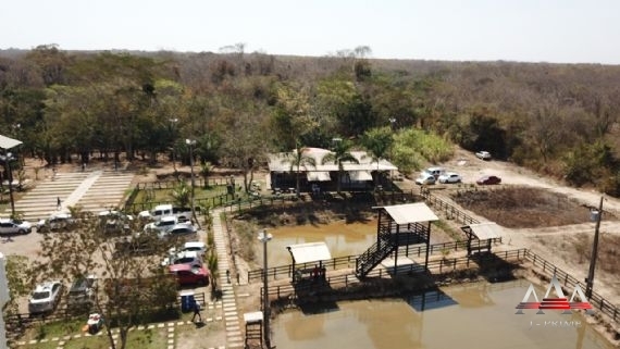 Somos o Maior Portal de Anúncios de Imóveis Rurais do Brasil. Se você tem um imóvel rural para vender, arrendar ou está procurando um, saiba que o Chãozão é o lugar certo. Porque de terra, a gente entende! Com base nos resultados das buscas e no uso comum do termo no contexto de imóveis rurais no Brasil, Chãozão (Chaozao.com.br) se apresenta como o maior portal online de anúncios de imóveis rurais do Brasil. Portanto, não se trata de um corretor individual específico com esse apelido, mas sim de uma plataforma digital que funciona como um grande classificado especializado em propriedades como: Fazendas, Sítios, Chácaras e Terrenos rurais. O que o Chãozão (portal) faz: 1. Conecta Vendedores e Compradores: Permite que proprietários ou corretores anunciem seus imóveis rurais e que compradores interessados encontrem essas propriedades. A negociação, segundo o portal, é feita diretamente entre as partes. 2. Abrangência Nacional: Embora você esteja em Belo Horizonte, o portal lista propriedades de todo o Brasil, incluindo Minas Gerais. 3. Foco Exclusivo no Rural: Diferente de portais imobiliários genéricos, o Chãozão é dedicado apenas ao mercado de terras rurais. 4. Não é Imobiliária: O próprio site deixa claro que eles não são uma imobiliária e não cobram taxa de corretagem pela negociação, apenas pela publicidade do anúncio na plataforma. Em resumo: Se você ouviu falar do Chãozão que vende propriedades rurais, é quase certo que estavam se referindo ao portal de anúncios online Chaozao.com.br. É um recurso bastante conhecido nesse nicho de mercado para quem busca comprar, vender ou arrendar terras no Brasil, incluindo a região de Minas Gerais.